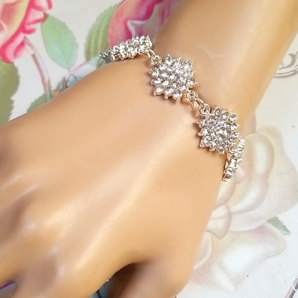 Hand Crafted Rhinestone Silver Tone Flower Design Bracelet - Picture 11 of 16